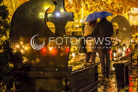  01.11.2016 CMENTARZ KOMUNALNY W PIASECZNIE PO ZACHODZIE SLONCA<br />SWIETO WSZYSTKICH SWIETYCH<br />N/Z WIECZORNE ODWIEDZINY BLISKICH  NA CMENTARZU<br /> 