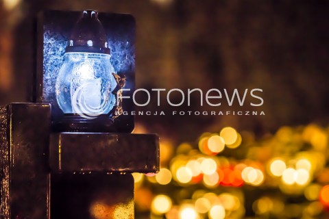  01.11.2016 CMENTARZ KOMUNALNY W PIASECZNIE PO ZACHODZIE SLONCA<br />SWIETO WSZYSTKICH SWIETYCH<br />N/Z WIECZORNE ODWIEDZINY BLISKICH  NA CMENTARZU<br /> 