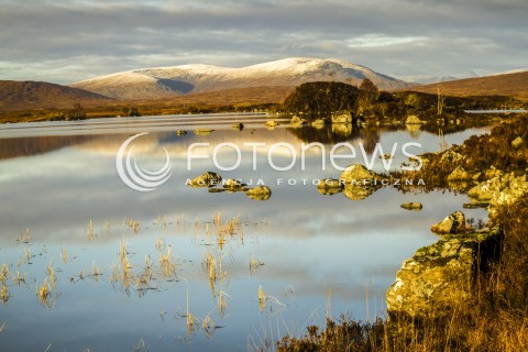  09.11.2016 JESIENNY PEJZAZ SZKOCJI<br />
ZDJECIE ILUSTRACYJNE<br />
N/Z RZEKA I GORY NA WYSPY SKYE<br />
 