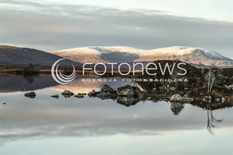  09.11.2016 JESIENNY PEJZAZ SZKOCJI<br />
ZDJECIE ILUSTRACYJNE<br />
N/Z RZEKA I GORY NA WYSPY SKYE<br />
 