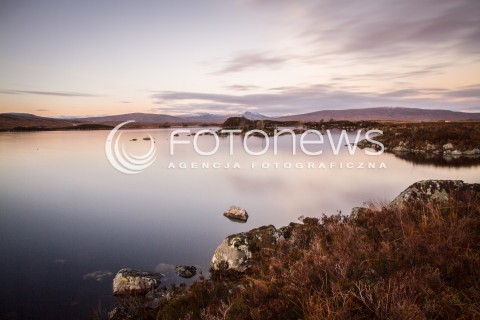  09.11.2016 JESIENNY PEJZAZ SZKOCJI<br />
ZDJECIE ILUSTRACYJNE<br />
N/Z RZEKA I GORY NA WYSPY SKYE<br />
 