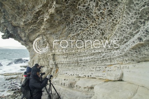  06.11.2016 JESIENNY PEJZAZ SZKOCJI<br />
ZDJECIE ILUSTRACYJNE<br />
N/Z TURYSCI NA  WYBRZEZU EIGOL<br />
 