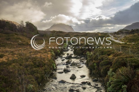  09.11.2016 JESIENNY PEJZAZ SZKOCJI<br />
ZDJECIE ILUSTRACYJNE<br />
N/Z RZEKA I GORY NA WYSPY SKYE<br />
 