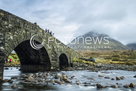  09.11.2016 JESIENNY PEJZAZ SZKOCJI<br />
ZDJECIE ILUSTRACYJNE<br />
N/Z MOST, RZEKA I GORY NA WYSPY SKYE<br />
 