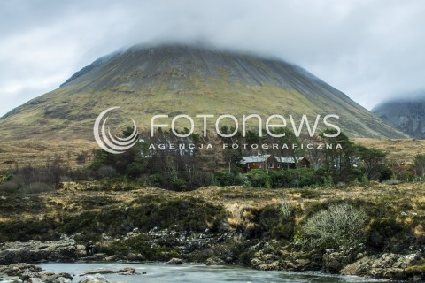  09.11.2016 JESIENNY PEJZAZ SZKOCJI<br />
ZDJECIE ILUSTRACYJNE<br />
N/Z RZEKA I GORY NA WYSPY SKYE<br />
 