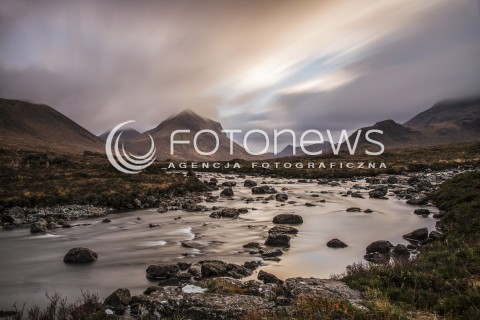  09.11.2016 JESIENNY PEJZAZ SZKOCJI<br />
ZDJECIE ILUSTRACYJNE<br />
N/Z RZEKA I GORY NA WYSPY SKYE<br />
 