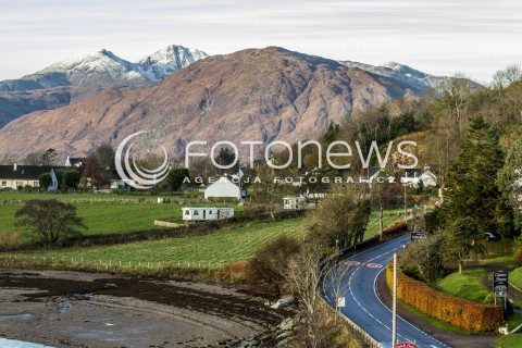  09.11.2016 PEJZAZ SZKOCJI JESIENIA<br />
ZDJECIE ILUSTRACYJNE<br />
N/Z MIASTO ONICH NAD JEZIOREM LOCH LINNHE<br />
 