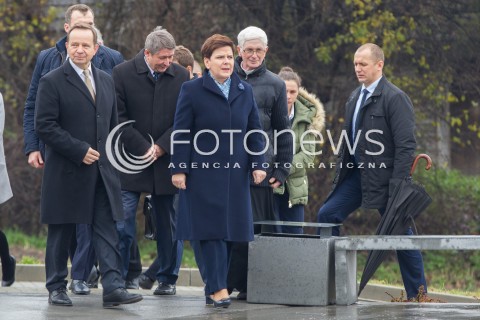  07.11.2016 MARKOWA<br />WIZYTA PREMIER BEATY SZYDLO W MUZEUM POLAKOW RATUJACYCH ZYDOW PODCZAS II WOJNY SWIATOWEJ IM. RODZINY ULMOW. <br />ZLOZENIE WIENCA PRZEZ PREMIER BEATE SZYDLO POD POMNIKIEM UPAMIETNIAJACYM OFIARY HOLOCAUSTU I ICH ANONIMOWYCH WSPOMOZYCIELI ORAZ ZLOZENIE ZNICZA POD SCIANA Z LISTA NAZWISK POLAKOW RATUJACYCH ZYDOW NA PODKARPACIU<br />N/Z PREMIER BEATA SZYDLO<br /> 