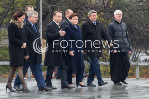  07.11.2016 MARKOWA<br />WIZYTA PREMIER BEATY SZYDLO W MUZEUM POLAKOW RATUJACYCH ZYDOW PODCZAS II WOJNY SWIATOWEJ IM. RODZINY ULMOW. <br />ZLOZENIE WIENCA PRZEZ PREMIER BEATE SZYDLO POD POMNIKIEM UPAMIETNIAJACYM OFIARY HOLOCAUSTU I ICH ANONIMOWYCH WSPOMOZYCIELI ORAZ ZLOZENIE ZNICZA POD SCIANA Z LISTA NAZWISK POLAKOW RATUJACYCH ZYDOW NA PODKARPACIU<br />N/Z PREMIER BEATA SZYDLO , EWA LENIART ( WOJEWODA PODKARPACKI ) , WLADYSLAW ORTYL ( MARSZALEK WOJEWODZTWA PODKARPACKIEGO )<br /> 