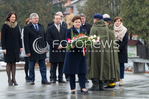  07.11.2016 MARKOWA<br />WIZYTA PREMIER BEATY SZYDLO W MUZEUM POLAKOW RATUJACYCH ZYDOW PODCZAS II WOJNY SWIATOWEJ IM. RODZINY ULMOW. <br />ZLOZENIE WIENCA PRZEZ PREMIER BEATE SZYDLO POD POMNIKIEM UPAMIETNIAJACYM OFIARY HOLOCAUSTU I ICH ANONIMOWYCH WSPOMOZYCIELI ORAZ ZLOZENIE ZNICZA POD SCIANA Z LISTA NAZWISK POLAKOW RATUJACYCH ZYDOW NA PODKARPACIU<br />N/Z PREMIER BEATA SZYDLO <br /> 