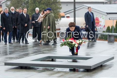  07.11.2016 MARKOWA<br />WIZYTA PREMIER BEATY SZYDLO W MUZEUM POLAKOW RATUJACYCH ZYDOW PODCZAS II WOJNY SWIATOWEJ IM. RODZINY ULMOW. <br />ZLOZENIE WIENCA PRZEZ PREMIER BEATE SZYDLO POD POMNIKIEM UPAMIETNIAJACYM OFIARY HOLOCAUSTU I ICH ANONIMOWYCH WSPOMOZYCIELI ORAZ ZLOZENIE ZNICZA POD SCIANA Z LISTA NAZWISK POLAKOW RATUJACYCH ZYDOW NA PODKARPACIU<br />N/Z PREMIER BEATA SZYDLO <br /> 