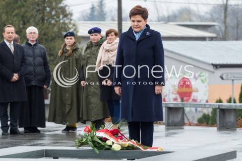  07.11.2016 MARKOWA<br />WIZYTA PREMIER BEATY SZYDLO W MUZEUM POLAKOW RATUJACYCH ZYDOW PODCZAS II WOJNY SWIATOWEJ IM. RODZINY ULMOW. <br />ZLOZENIE WIENCA PRZEZ PREMIER BEATE SZYDLO POD POMNIKIEM UPAMIETNIAJACYM OFIARY HOLOCAUSTU I ICH ANONIMOWYCH WSPOMOZYCIELI ORAZ ZLOZENIE ZNICZA POD SCIANA Z LISTA NAZWISK POLAKOW RATUJACYCH ZYDOW NA PODKARPACIU<br />N/Z PREMIER BEATA SZYDLO <br /> 