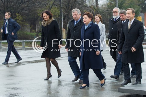  07.11.2016 MARKOWA<br />WIZYTA PREMIER BEATY SZYDLO W MUZEUM POLAKOW RATUJACYCH ZYDOW PODCZAS II WOJNY SWIATOWEJ IM. RODZINY ULMOW. <br />ZLOZENIE WIENCA PRZEZ PREMIER BEATE SZYDLO POD POMNIKIEM UPAMIETNIAJACYM OFIARY HOLOCAUSTU I ICH ANONIMOWYCH WSPOMOZYCIELI ORAZ ZLOZENIE ZNICZA POD SCIANA Z LISTA NAZWISK POLAKOW RATUJACYCH ZYDOW NA PODKARPACIU<br />N/Z PREMIER BEATA SZYDLO , EWA LENIART ( WOJEWODA PODKARPACKI ) , WLADYSLAW ORTYL ( MARSZALEK WOJEWODZTWA PODKARPACKIEGO )<br /> 