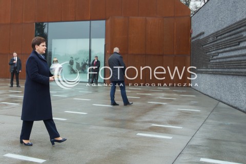  07.11.2016 MARKOWA<br />WIZYTA PREMIER BEATY SZYDLO W MUZEUM POLAKOW RATUJACYCH ZYDOW PODCZAS II WOJNY SWIATOWEJ IM. RODZINY ULMOW. <br />ZLOZENIE WIENCA PRZEZ PREMIER BEATE SZYDLO POD POMNIKIEM UPAMIETNIAJACYM OFIARY HOLOCAUSTU I ICH ANONIMOWYCH WSPOMOZYCIELI ORAZ ZLOZENIE ZNICZA POD SCIANA Z LISTA NAZWISK POLAKOW RATUJACYCH ZYDOW NA PODKARPACIU<br />N/Z PREMIER BEATA SZYDLO<br /> 
