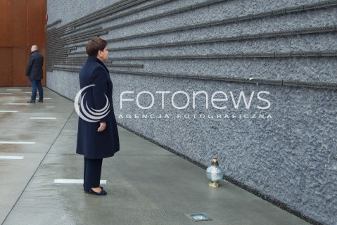  07.11.2016 MARKOWA<br />WIZYTA PREMIER BEATY SZYDLO W MUZEUM POLAKOW RATUJACYCH ZYDOW PODCZAS II WOJNY SWIATOWEJ IM. RODZINY ULMOW. <br />ZLOZENIE WIENCA PRZEZ PREMIER BEATE SZYDLO POD POMNIKIEM UPAMIETNIAJACYM OFIARY HOLOCAUSTU I ICH ANONIMOWYCH WSPOMOZYCIELI ORAZ ZLOZENIE ZNICZA POD SCIANA Z LISTA NAZWISK POLAKOW RATUJACYCH ZYDOW NA PODKARPACIU<br />N/Z PREMIER BEATA SZYDLO<br /> 