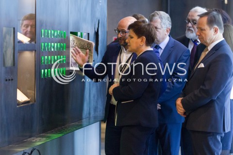  07.11.2016 MARKOWA<br />WIZYTA PREMIER BEATY SZYDLO W MUZEUM POLAKOW RATUJACYCH ZYDOW PODCZAS II WOJNY SWIATOWEJ IM. RODZINY ULMOW. <br />ZLOZENIE WIENCA PRZEZ PREMIER BEATE SZYDLO POD POMNIKIEM UPAMIETNIAJACYM OFIARY HOLOCAUSTU I ICH ANONIMOWYCH WSPOMOZYCIELI ORAZ ZLOZENIE ZNICZA POD SCIANA Z LISTA NAZWISK POLAKOW RATUJACYCH ZYDOW NA PODKARPACIU<br />N/Z PREMIER BEATA SZYDLO , WLADYSLAW ORTYL ( P1 )<br /> 