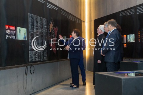  07.11.2016 MARKOWA<br />WIZYTA PREMIER BEATY SZYDLO W MUZEUM POLAKOW RATUJACYCH ZYDOW PODCZAS II WOJNY SWIATOWEJ IM. RODZINY ULMOW. <br />ZLOZENIE WIENCA PRZEZ PREMIER BEATE SZYDLO POD POMNIKIEM UPAMIETNIAJACYM OFIARY HOLOCAUSTU I ICH ANONIMOWYCH WSPOMOZYCIELI ORAZ ZLOZENIE ZNICZA POD SCIANA Z LISTA NAZWISK POLAKOW RATUJACYCH ZYDOW NA PODKARPACIU<br />N/Z PREMIER BEATA SZYDLO<br /> 