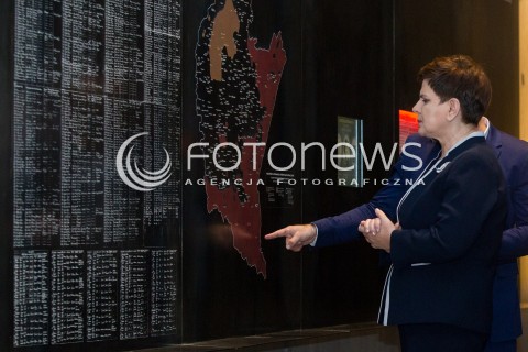  07.11.2016 MARKOWA<br />WIZYTA PREMIER BEATY SZYDLO W MUZEUM POLAKOW RATUJACYCH ZYDOW PODCZAS II WOJNY SWIATOWEJ IM. RODZINY ULMOW. <br />ZLOZENIE WIENCA PRZEZ PREMIER BEATE SZYDLO POD POMNIKIEM UPAMIETNIAJACYM OFIARY HOLOCAUSTU I ICH ANONIMOWYCH WSPOMOZYCIELI ORAZ ZLOZENIE ZNICZA POD SCIANA Z LISTA NAZWISK POLAKOW RATUJACYCH ZYDOW NA PODKARPACIU<br />N/Z PREMIER BEATA SZYDLO<br /> 