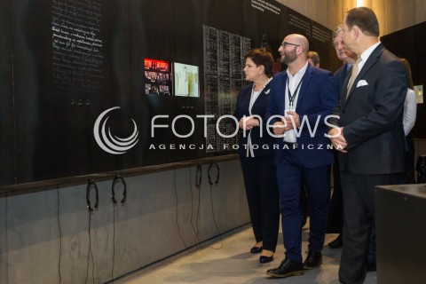 07.11.2016 MARKOWA<br />WIZYTA PREMIER BEATY SZYDLO W MUZEUM POLAKOW RATUJACYCH ZYDOW PODCZAS II WOJNY SWIATOWEJ IM. RODZINY ULMOW. <br />ZLOZENIE WIENCA PRZEZ PREMIER BEATE SZYDLO POD POMNIKIEM UPAMIETNIAJACYM OFIARY HOLOCAUSTU I ICH ANONIMOWYCH WSPOMOZYCIELI ORAZ ZLOZENIE ZNICZA POD SCIANA Z LISTA NAZWISK POLAKOW RATUJACYCH ZYDOW NA PODKARPACIU<br />N/Z PREMIER BEATA SZYDLO<br /> 