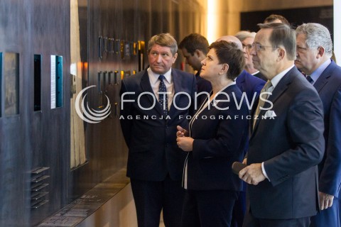  07.11.2016 MARKOWA<br />WIZYTA PREMIER BEATY SZYDLO W MUZEUM POLAKOW RATUJACYCH ZYDOW PODCZAS II WOJNY SWIATOWEJ IM. RODZINY ULMOW. <br />ZLOZENIE WIENCA PRZEZ PREMIER BEATE SZYDLO POD POMNIKIEM UPAMIETNIAJACYM OFIARY HOLOCAUSTU I ICH ANONIMOWYCH WSPOMOZYCIELI ORAZ ZLOZENIE ZNICZA POD SCIANA Z LISTA NAZWISK POLAKOW RATUJACYCH ZYDOW NA PODKARPACIU<br />N/Z PREMIER BEATA SZYDLO , WLADYSLAW ORTYL (P2)<br /> 