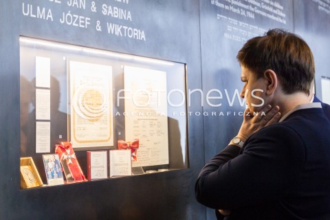  07.11.2016 MARKOWA<br />WIZYTA PREMIER BEATY SZYDLO W MUZEUM POLAKOW RATUJACYCH ZYDOW PODCZAS II WOJNY SWIATOWEJ IM. RODZINY ULMOW. <br />ZLOZENIE WIENCA PRZEZ PREMIER BEATE SZYDLO POD POMNIKIEM UPAMIETNIAJACYM OFIARY HOLOCAUSTU I ICH ANONIMOWYCH WSPOMOZYCIELI ORAZ ZLOZENIE ZNICZA POD SCIANA Z LISTA NAZWISK POLAKOW RATUJACYCH ZYDOW NA PODKARPACIU<br />N/Z PREMIER BEATA SZYDLO<br /> 