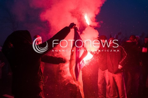  11.11.2016 WARSZAWA <br />MARSZ NIEPODLEGLOSCI 2016 SRODOWISK NARODOWYCH W WARSZAWIE <br />N/Z UCZESTNICY PALACY FLAGE UKRAINY<br /> 