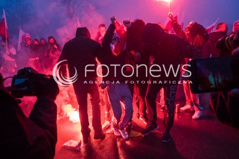  11.11.2016 WARSZAWA <br />MARSZ NIEPODLEGLOSCI 2016 SRODOWISK NARODOWYCH W WARSZAWIE <br />N/Z UCZESTNICY PALACY FLAGE UKRAINY<br /> 