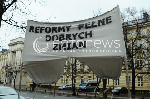  29.11.2016 WARSZAWA<br />PIKIETA GORNIKOW PRZED KANCELARIA PREMIER<br />N/Z NAPIS TRANSPARENT REFORMY PELNE DOBRYCH ZMIAN<br /> 