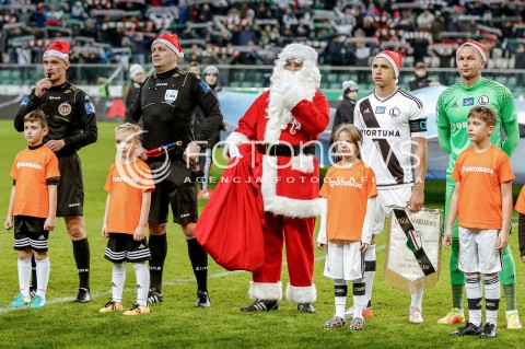  02.12.2016 WARSZAWA PILKA NOZNA <br />FOOTBALL EKSTRAKLASA STADION LEGII<br />MECZ LEGIA WARSZAWA - WISLA PLOCK<br />N/Z SWIETY MIKOLAJ Z NAGRODA DLA VADIS ODJIDJA OFOE <br /> 