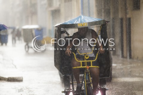  02.12.2016 KUBA HAWANA<br />ZDJECIE ILUSTRACYJNE<br />POJAZDY NA KUBIE<br />N/Z RIKSZA NA ULICACH HAWANY PODCZAS DESZCZU<br /> 