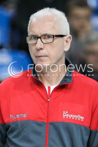  04.12.2016 RZESZOW<br />SIATKOWKA ORLEN LIGA 2016/2017 WOMEN VOLLEYBALL POLAND POLISH ORLENLIGA LEAGUE SEASON 2016/2017<br />MECZ DEVELOPRES SKYRES RZESZOW - KSZO OSTROWIEC<br />N/Z JACEK SKROK - I TRENER ( HEAD COACH ) SYLWETKA GLOWKA PORTRET <br /> 