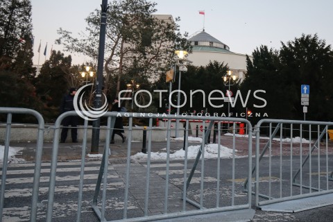 11.01.2017 WARSZAWA SEJM<br />POSIEDZENIE SEJMU RP<br />N/Z BARIERKI ZABEZPIECZAJACE  ODDZIELAJACE<br /> 