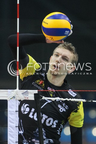  11.01.2017 RZESZOW <br />SIATKOWKA PUCHAR POLSKI MEZCZYZN 2017 <br />MECZ 1/4 PUCHARU POLSKI <br />MEN VOLLEYBALL POLAND POLISH CUP SEASON 2016/2017 <br />MECZ ASSECO RESOVIA RZESZOW - LOTOS TREFL GDANSK <br />N/Z DAMIAN SCHULZ SYLWETKA ATAK <br /> 