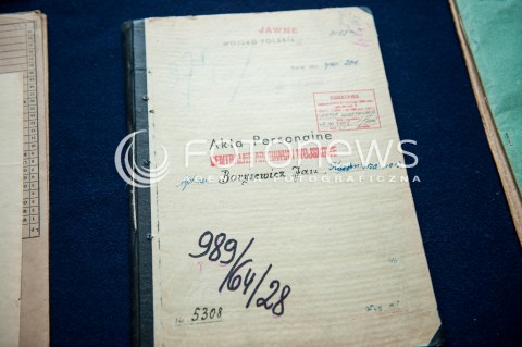  23.02.2017 WARSZAWA ARESZT SLEDCZY<br />KONFERENCJA WICEMINISTRA SPRAWIEDLIWOSCI<br />PODPISANIE POROZUMIENIA POMIEDZY MUZEUM ZOLNIERZY WYKLETYCH I WIEZNIOW POLITYCZNYCH PRL A WOJSKOWYM BIUREM HISTORYCZNYM<br />N/Z ARCHIWUM MUZEUM<br /> 