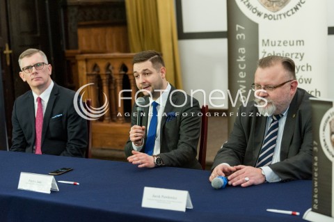  23.02.2017 WARSZAWA ARESZT SLEDCZY<br />KONFERENCJA WICEMINISTRA SPRAWIEDLIWOSCI<br />PODPISANIE POROZUMIENIA POMIEDZY MUZEUM ZOLNIERZY WYKLETYCH I WIEZNIOW POLITYCZNYCH PRL A WOJSKOWYM BIUREM HISTORYCZNYM<br />N/Z SLAWOMIR CENKIEWICZ WICEMINISTER SPRAWIEDLIWOSCI PATRYK JAKI JACEK PAWLOWICZ<br /> 