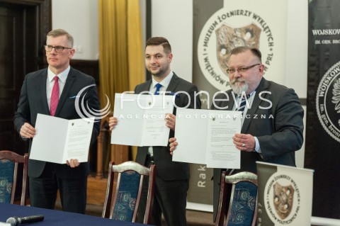  23.02.2017 WARSZAWA ARESZT SLEDCZY<br />KONFERENCJA WICEMINISTRA SPRAWIEDLIWOSCI<br />PODPISANIE POROZUMIENIA POMIEDZY MUZEUM ZOLNIERZY WYKLETYCH I WIEZNIOW POLITYCZNYCH PRL A WOJSKOWYM BIUREM HISTORYCZNYM<br />N/Z SLAWOMIR CENKIEWICZ WICEMINISTER SPRAWIEDLIWOSCI PATRYK JAKI JACEK PAWLOWICZ<br /> 