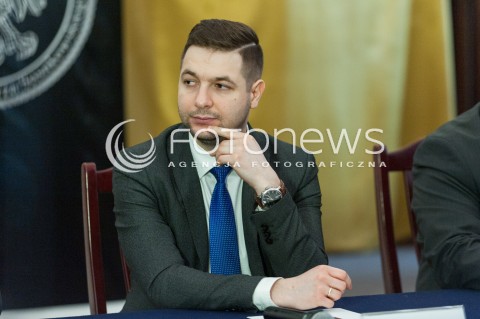  23.02.2017 WARSZAWA ARESZT SLEDCZY<br />KONFERENCJA WICEMINISTRA SPRAWIEDLIWOSCI<br />PODPISANIE POROZUMIENIA POMIEDZY MUZEUM ZOLNIERZY WYKLETYCH I WIEZNIOW POLITYCZNYCH PRL A WOJSKOWYM BIUREM HISTORYCZNYM<br />N/Z WICEMINISTER SPRAWIEDLIWOSCI PATRYK JAKI<br /> 