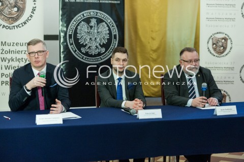  23.02.2017 WARSZAWA ARESZT SLEDCZY<br />KONFERENCJA WICEMINISTRA SPRAWIEDLIWOSCI<br />PODPISANIE POROZUMIENIA POMIEDZY MUZEUM ZOLNIERZY WYKLETYCH I WIEZNIOW POLITYCZNYCH PRL A WOJSKOWYM BIUREM HISTORYCZNYM<br />N/Z SLAWOMIR CENKIEWICZ WICEMINISTER SPRAWIEDLIWOSCI PATRYK JAKI JACEK PAWLOWICZ<br /> 