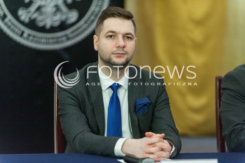  23.02.2017 WARSZAWA ARESZT SLEDCZY<br />KONFERENCJA WICEMINISTRA SPRAWIEDLIWOSCI<br />PODPISANIE POROZUMIENIA POMIEDZY MUZEUM ZOLNIERZY WYKLETYCH I WIEZNIOW POLITYCZNYCH PRL A WIJSKOWYM BIUREM HISTORYCZNYM<br />N/Z WICEMINISTER SPRAWIEDLIWOSCI PATRYK JAKI<br /> 