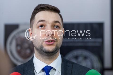  23.02.2017 WARSZAWA ARESZT SLEDCZY<br />KONFERENCJA WICEMINISTRA SPRAWIEDLIWOSCI<br />PODPISANIE POROZUMIENIA POMIEDZY MUZEUM ZOLNIERZY WYKLETYCH I WIEZNIOW POLITYCZNYCH PRL A WOJSKOWYM BIUREM HISTORYCZNYM<br />N/Z WICEMINISTER SPRAWIEDLIWOSCI PATRYK JAKI<br /> 