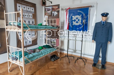  23.02.2017 WARSZAWA ARESZT SLEDCZY<br />KONFERENCJA WICEMINISTRA SPRAWIEDLIWOSCI<br />PODPISANIE POROZUMIENIA POMIEDZY MUZEUM ZOLNIERZY WYKLETYCH I WIEZNIOW POLITYCZNYCH PRL A WIJSKOWYM BIUREM HISTORYCZNYM<br />N/Z EKSPOZYCJA PRYCZA<br /> 