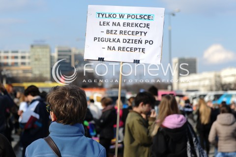  05.03.2017 WARSZAWA<br />XVIII WARSZAWSKA MANIFA PRZECIW PRZEMOCY WLADZY<br />N/Z UCZESTNICY PROTESTU<br /> 