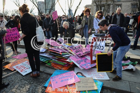  05.03.2017 WARSZAWA<br />XVIII WARSZAWSKA MANIFA PRZECIW PRZEMOCY WLADZY<br />N/Z UCZESTNICY PROTESTU<br /> 
