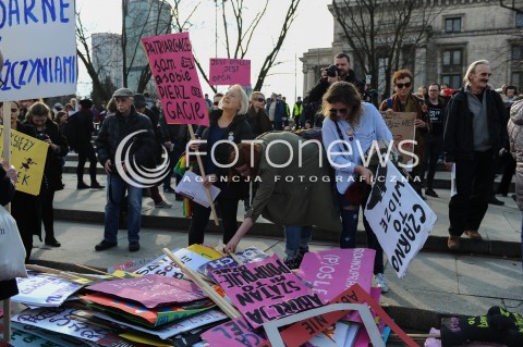  05.03.2017 WARSZAWA<br />XVIII WARSZAWSKA MANIFA PRZECIW PRZEMOCY WLADZY<br />N/Z UCZESTNICY PROTESTU<br /> 