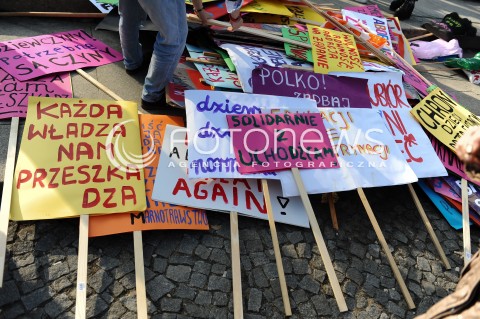  05.03.2017 WARSZAWA<br />XVIII WARSZAWSKA MANIFA PRZECIW PRZEMOCY WLADZY<br />N/Z UCZESTNICY PROTESTU<br /> 