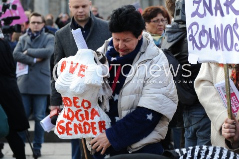 05.03.2017 WARSZAWA<br />XVIII WARSZAWSKA MANIFA PRZECIW PRZEMOCY WLADZY<br />N/Z UCZESTNICY PROTESTU  JOANNA SENYSZYN<br /> 
