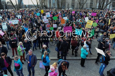  05.03.2017 WARSZAWA<br />XVIII WARSZAWSKA MANIFA PRZECIW PRZEMOCY WLADZY<br />N/Z UCZESTNICY PROTESTU<br /> 