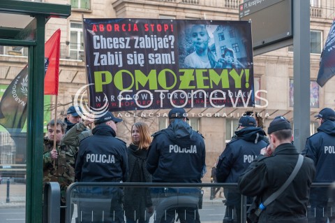  08.03.2017 WARSZAWA<br />MIEDZYNARODOWY STRAJK KOBIET<br />N/Z POLICJANCI<br /> 