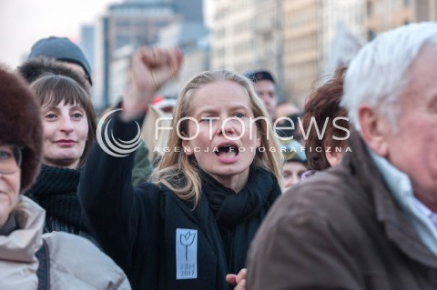  08.03.2017 WARSZAWA<br />MIEDZYNARODOWY STRAJK KOBIET<br />N/Z MAGDALENA CIELECKA UCZESTNICY STRAJKU<br /> 