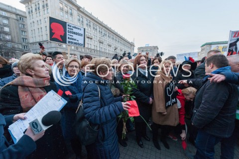  08.03.2017 WARSZAWA<br />MIEDZYNARODOWY STRAJK KOBIET<br />N/Z MALGORZATA KIDAWA BLONSKA BARBARA DOLNIAK IWONA SLEDZINSKA KATARASINSKA UCZESTNICY STRAJKU<br /> 